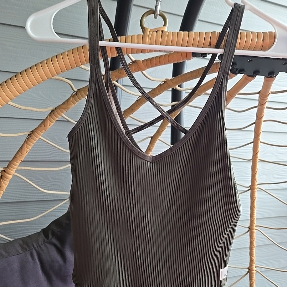 Vuori Women’s Rib Crop Tank Top Size M Stone Color Workout Gym Training